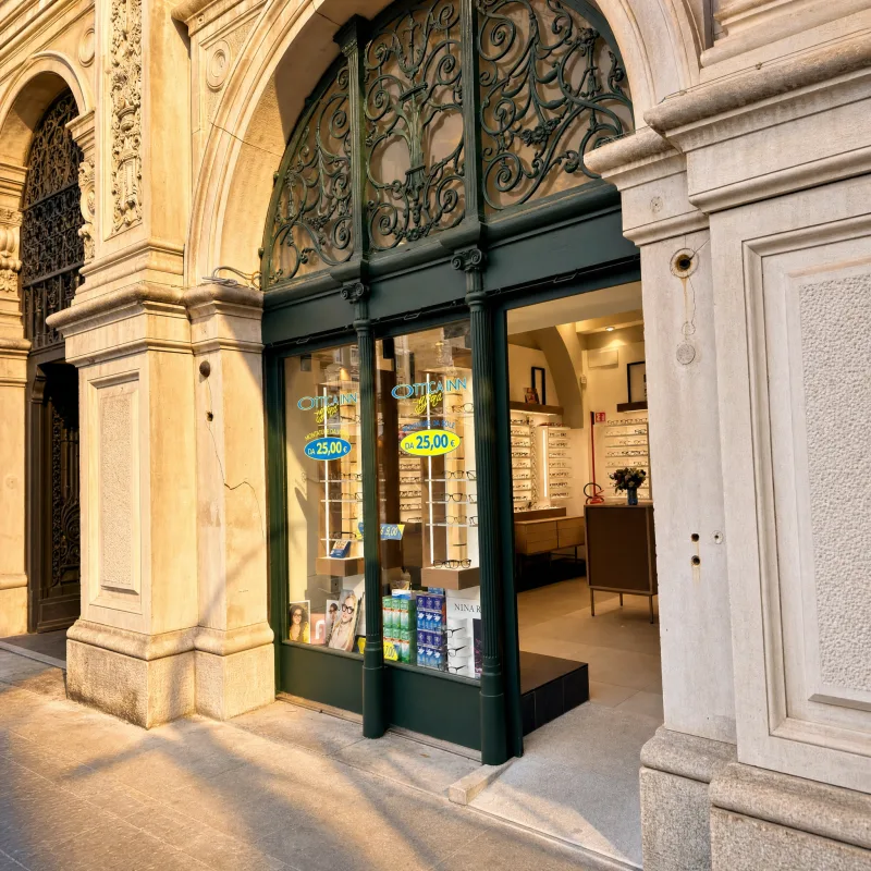 Vetrina Ottica Inn Affari Piazza Unità 4/a Trieste con arco storico