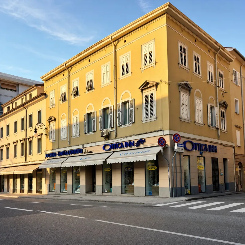 Vetrina Ottica Inn Affari Campo San Giacomo 2 Trieste — palazzo giallo angolare