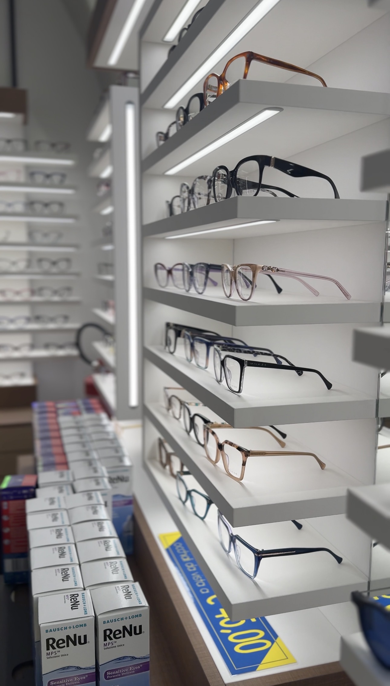 Espositori montature e lenti Ottica Inn Trieste